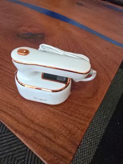 Travel ironing and steamer in white and rose gold