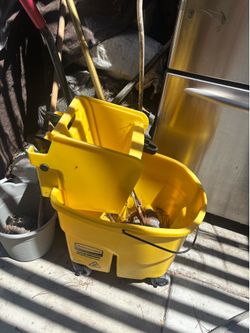 Industrial mop bucket