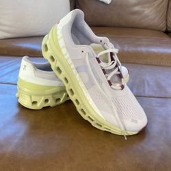 Men’s Size 11 OC Running Shoes 