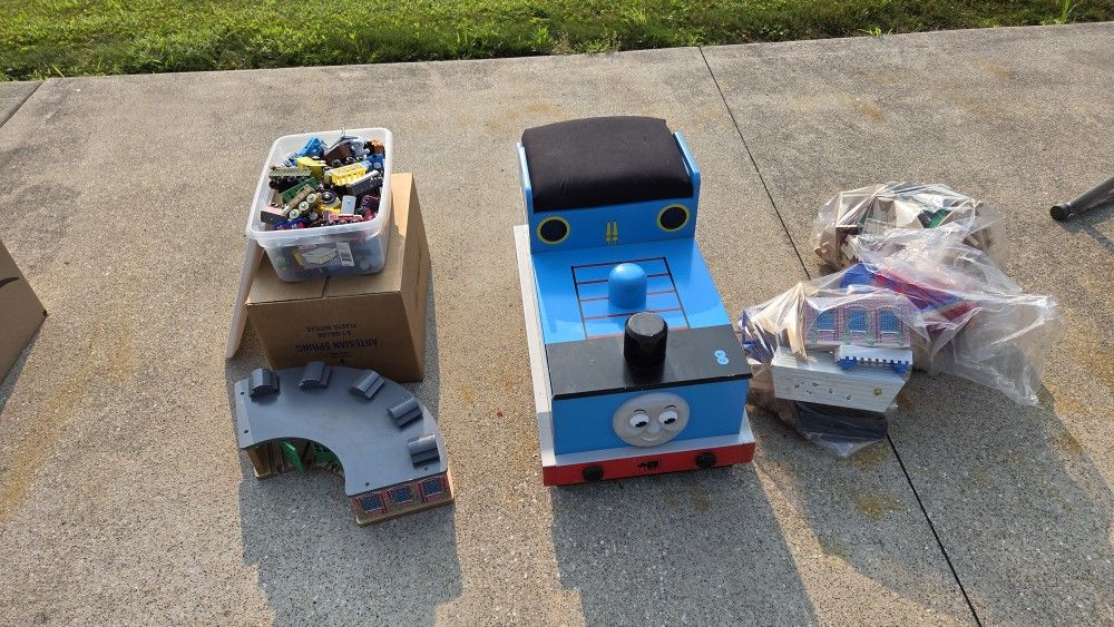 Thomas the Tank Engine Roundhouse Set Plus More