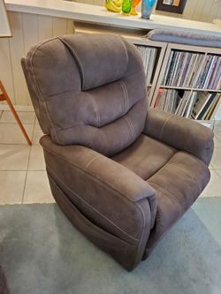 LIFT CHAIR! PERFECT CONDITION!