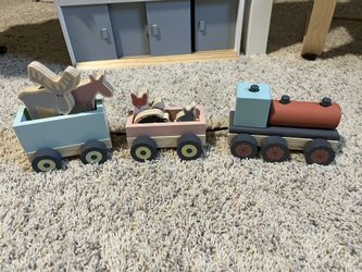 WOODEN PLAY TRAIN SET WITH ANIMALS