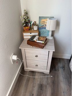 Dresser & 2 nightstands.