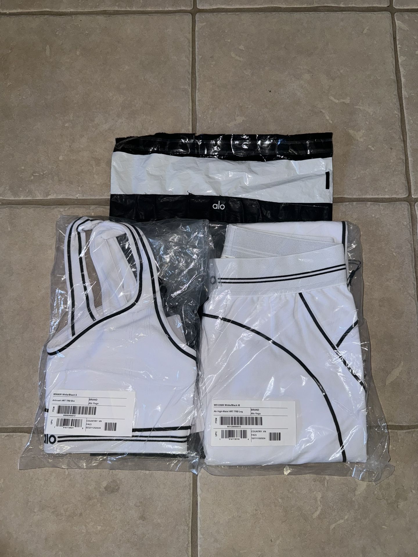 Alo Heart Throb Full Set (leggings & Bra ) 