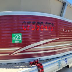 2014 Sun tracker 20 deluxe party barge signature series