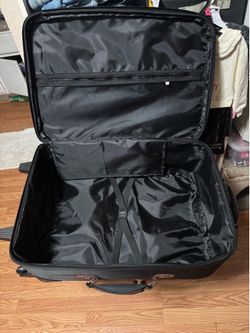 Black médium Luggage W/extra Spaces