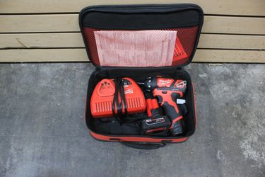 Milwaukee 2401-20 1/4" Hex Screwdriver W/2 Batteries $ Charger