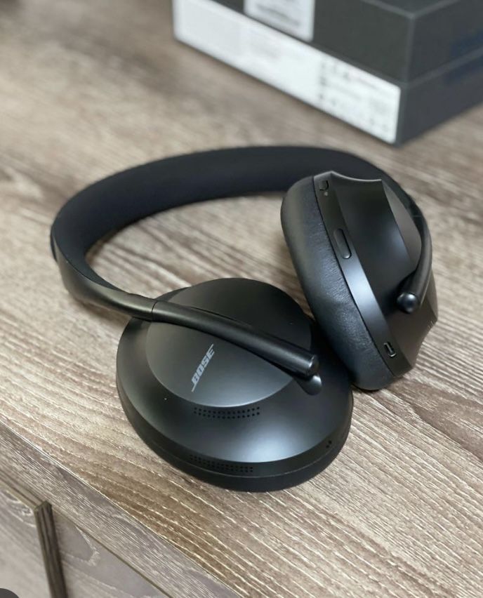 Bose 700 Noise Couniling Headphones 