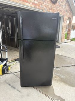 FRIGIDAIRE 30 INCHES REFRIGERATOR   TOP FREEZER TRABAJA BIEN