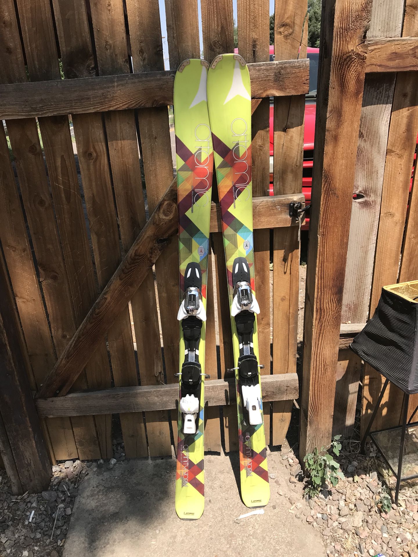 Women’s atomic affinity storm skis! Great condition ; barely used !