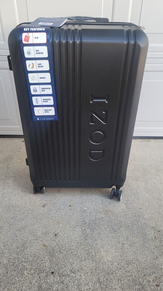 IZOD Lightweight 360 Dual Spinning Wheels Large 28" Luggage- Black
