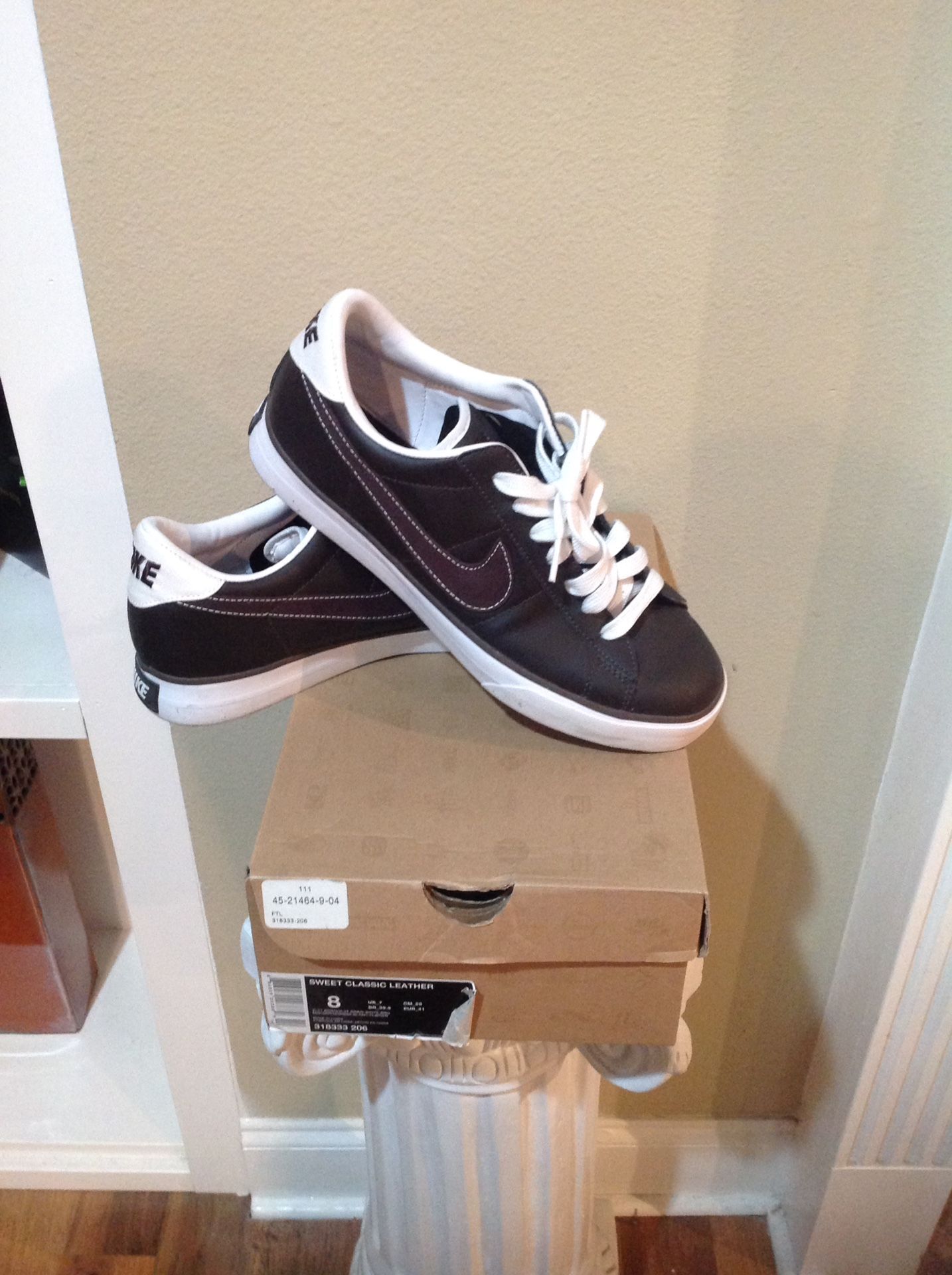 Like new: Men's NIKE brown leather tennis shoes