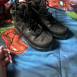 Boys shoes