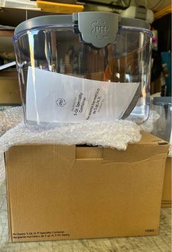 Princess house hermetic hard plastic containers 3,4,5 Qt and a long-handled ladle.. All 4 items for $120.00 firm All new Never used