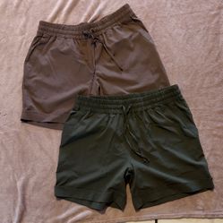Upgrade your wardrobe with these stylish men's shorts. Featuring a comfortable fit, these brown and green shorts are perfect for any casual outing. ($