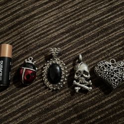 4 Pendants 