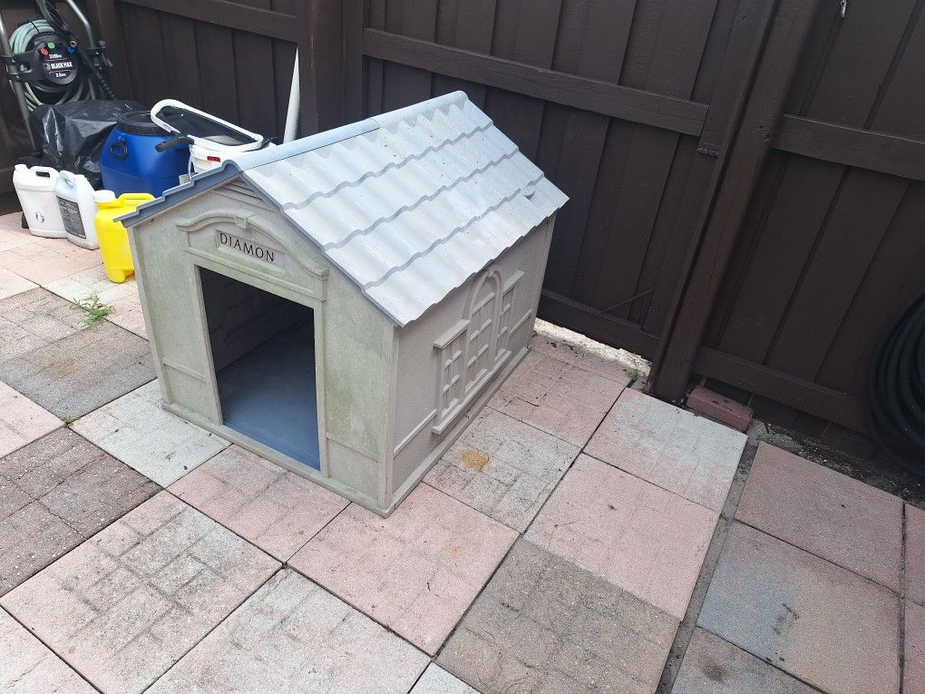 Dog House Suncast