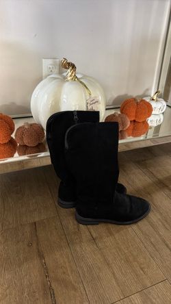 Girls black boots