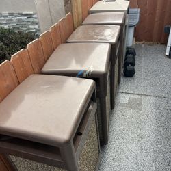 Vendo Botes Para La Basura 1 X $135. O Mejor Oferta. Y Comedor De Patio Con 3 Sillas X $135. O Mejor Oferta.  Vendo Sillas Altas 5 X $135. O Mejor Ofe