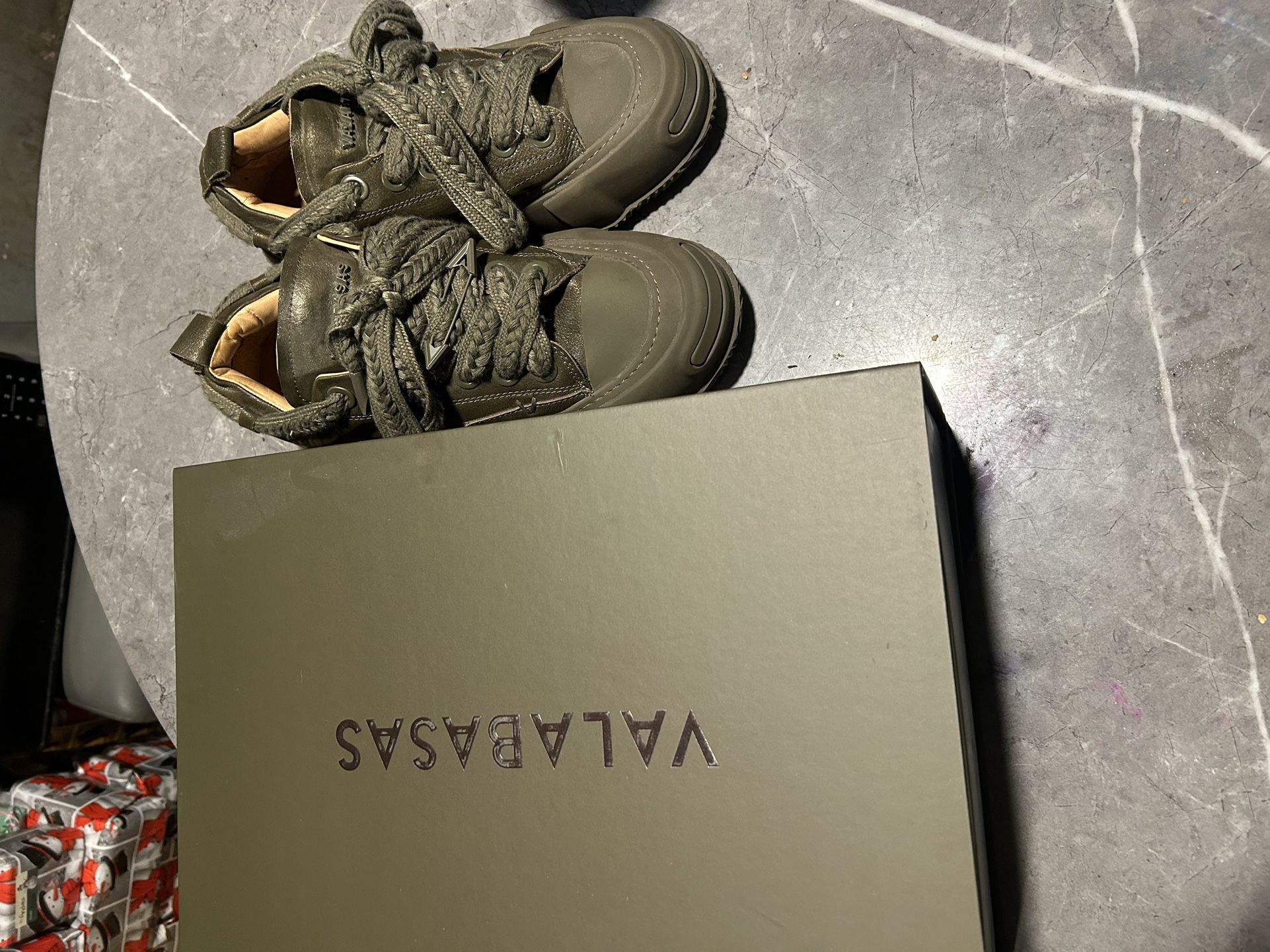 100LOW VISION OLIVE valabas US size 7 UK 6