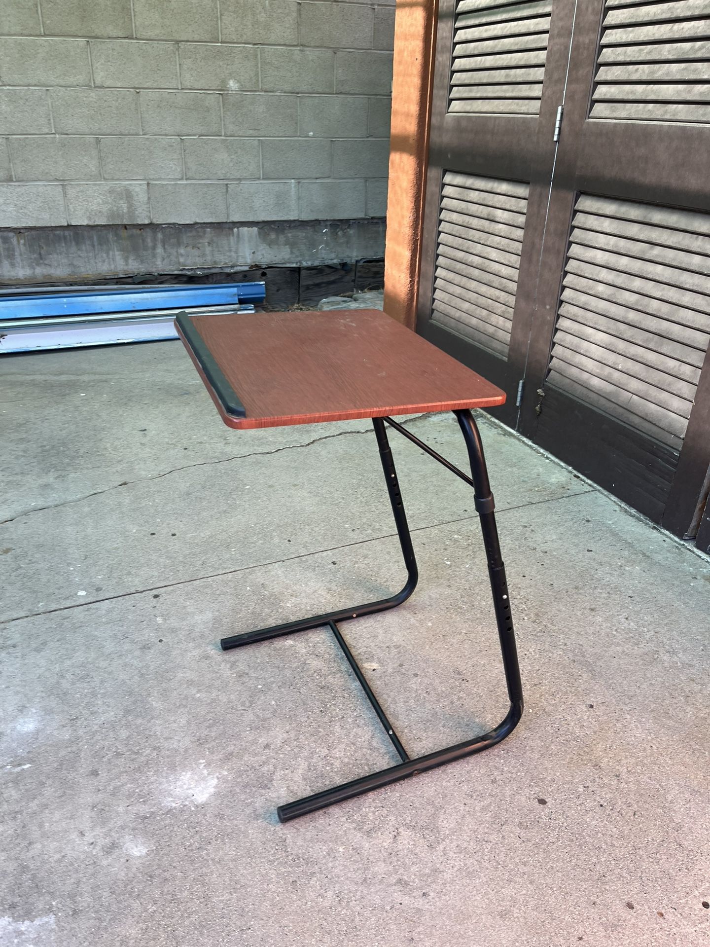 Adjustable Multi-Use Table: The Ultimate Buddy for Your Comfort and Creativity This versatile adjustable table is perfect for any space, whether you’