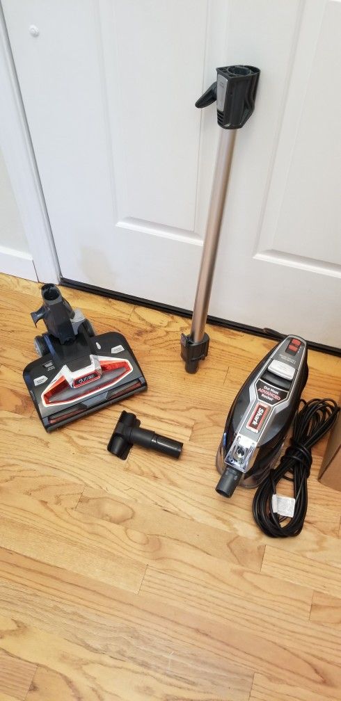 NEW cond SHARK DUO CLEAN MODEL VACUUM WITH AMAZING POWER SUCTION , WORKS EXCELLENT , IN THE BOX