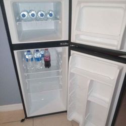 $175* Galanz Apartment Fridge 4.6 Cu Ft In Stainless Steel 