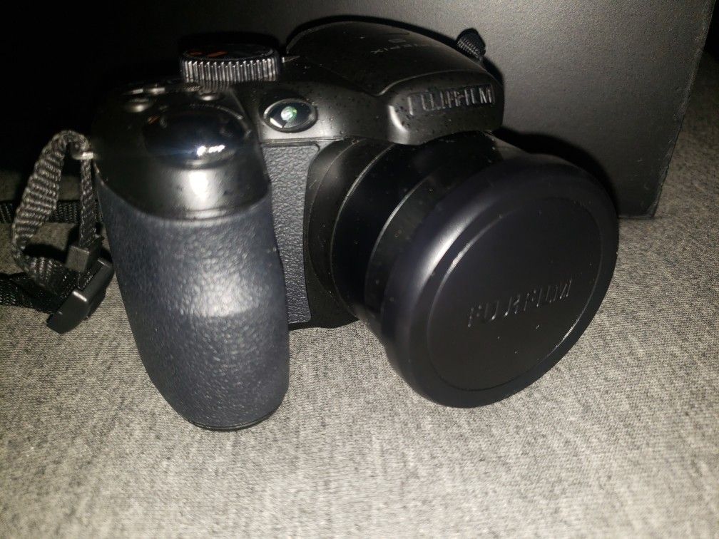 Fujifilm FinePix S Series S4250WM Digital Camera With Case 14MP