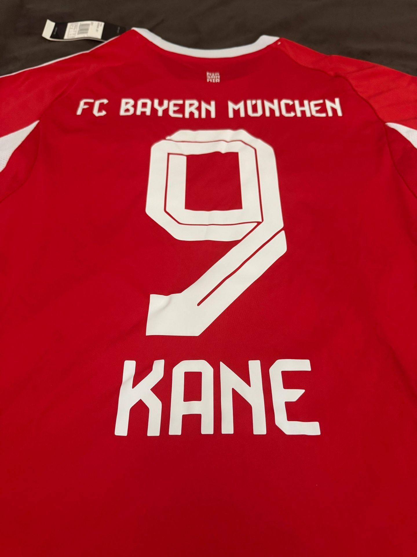 Bayern home shirt for the 25/26 season with Kane on the back. Size medium, brand new