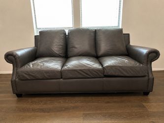 🔥 Gray Leather Sofa – Elegant Design & Exceptional Comfort – NEGOTIABLE