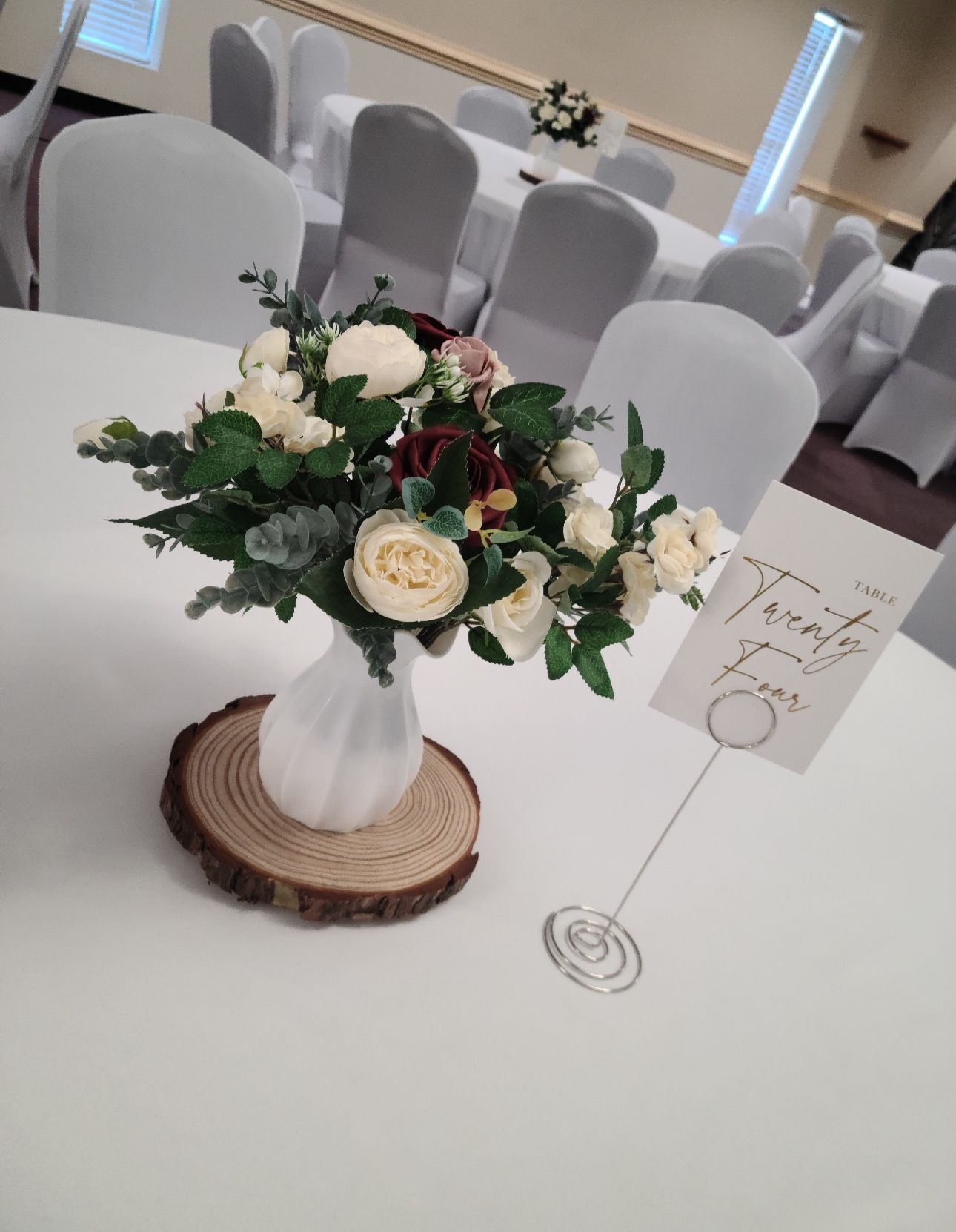 Wedding Center Pieces With A White Or Gold Vase