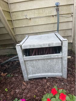 Garden hose with roll up box