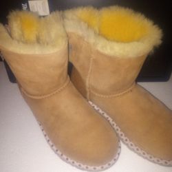 UGG Size 6 Women's $30.