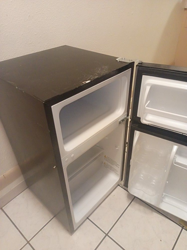 Mini Fridge w/ Freezer
