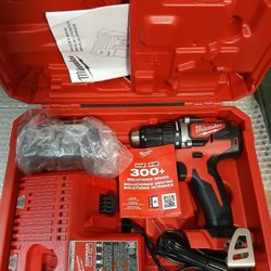 NEW MILWAUKEE M18 BRUSHLESS 1/2 DRILL DRIVER TOOL KIT 