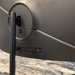 Gaming Monitor (30” Oval Screen ) 