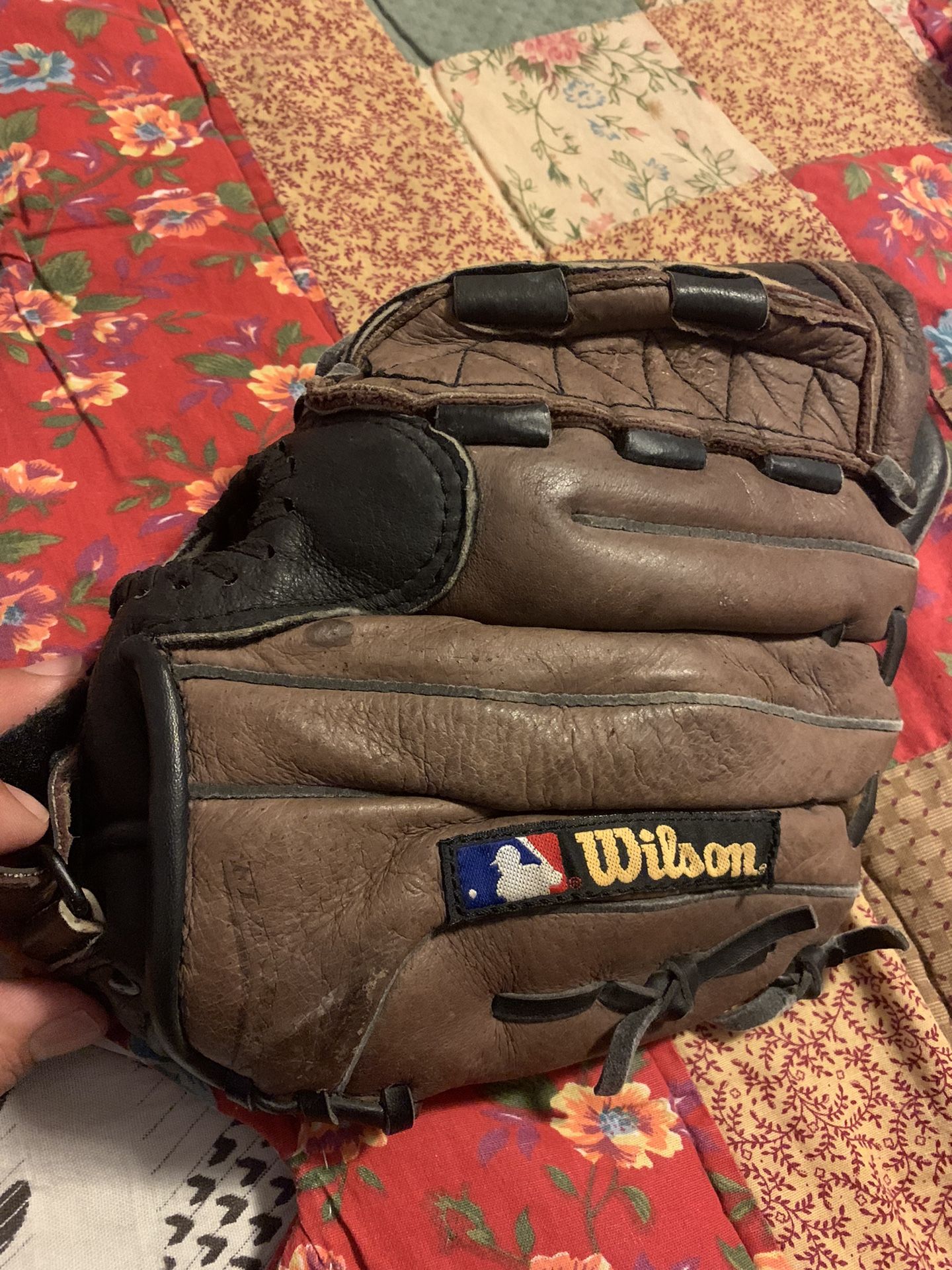 Wilson 10 1/2” Easy Catch Baseball Glove For Lefties . Glove Goes On Right Hand . $4