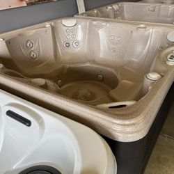 2023 Floor Model Vanto spa hot tub 220v, Seats 7