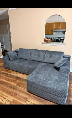 2 PIECE BEAUTIFUL SECTIONAL ALMOST NEW REDMOND WASHINGTON