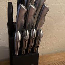 🔪 Farberware Knife Block Set – Priced to Sell! 🔥