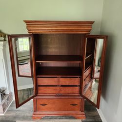Dresser With Mirrors 