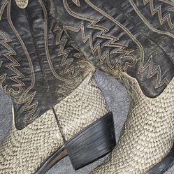 Men's size 11 cowboy boots.