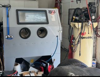 Sand blast media blast cabinet