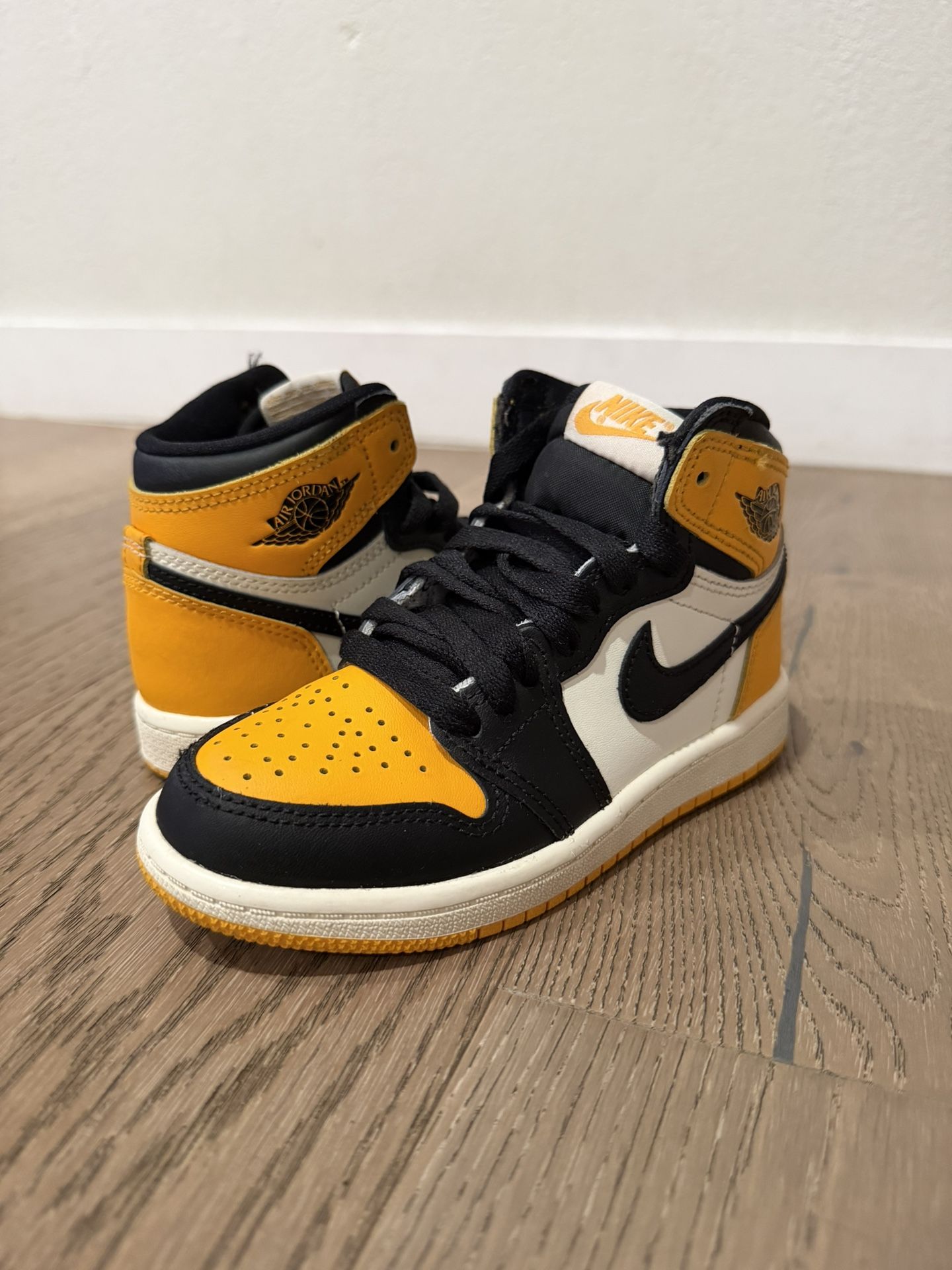 Nike Air Jordan 1 Retro High Taxi Black Sail 11c 