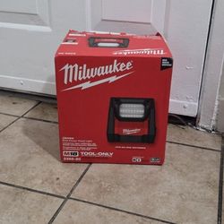MILWAUKEE M18 VT LED LIGHT TOOL ONLY NEW NUEVO