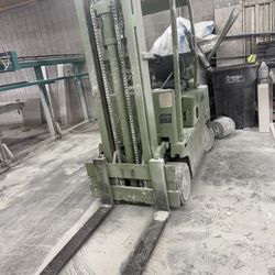 * CLARK* Forklift