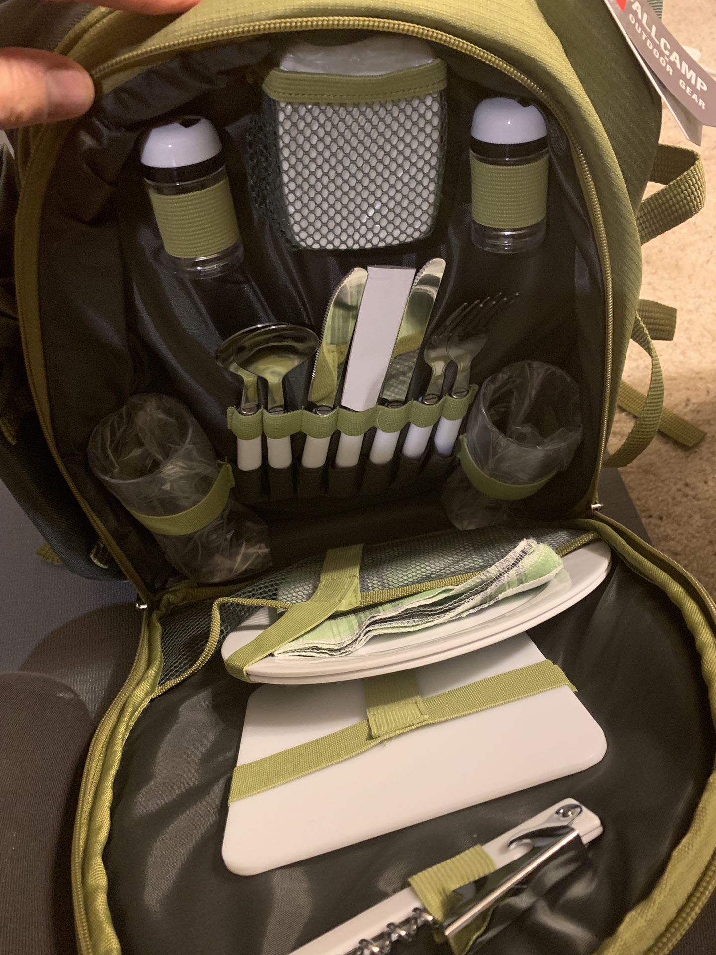 Picnic camping backpack with kitchen utensils and cutting board. Includes picnic or beach blanket. Hot food storage section - NEW