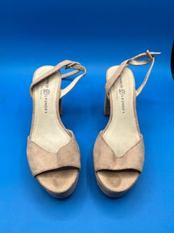 Chinese Laundry women’s beige suede sandals 8 1/2