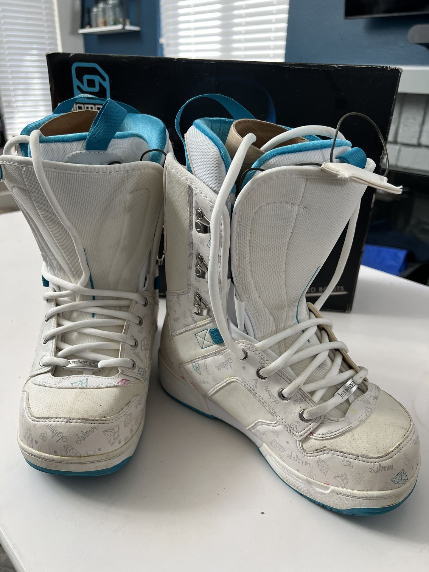 Salomon White Snowboarding Boots Womens Size 7  