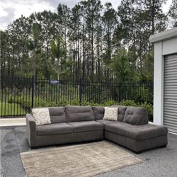 ✨Gray Ashley furniture sectional with Chaise lounge CAN DELIVER 🚚FOR A FEE!